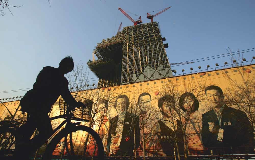 Het hoofdkwartier van het Chinese televisiestation CCTV in aanbouw in 2007. Het 230 meter hoge gebouw is ontworpen door het Nederlandse architectenbureau OMA. – © China Photos / Getty