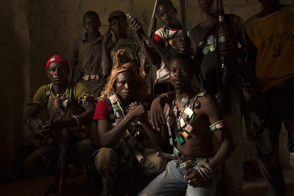 Leden van de christelijke militie Anti-balaka in de hoofdstad van de Centraal-Afrikaanse Republiek  Bangui. – © Siegfried Modola / Reuters