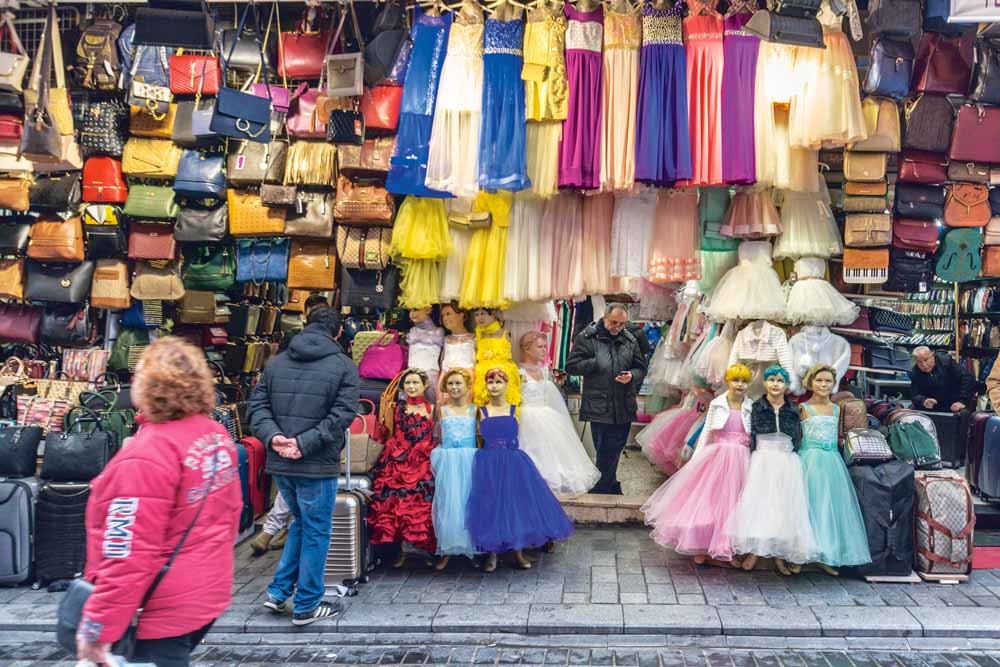 Een kraampje met bruidsjurken op de Mahmutpasha-bazaar in de Turkse stad Istanbul. – © Getty