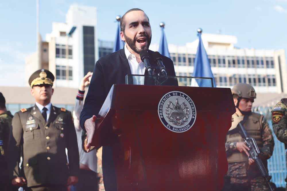 President Bukele van El Salvador spreekt zijn aanhangers toe voor het parlementsgebouw in San Salvador op 9 februari.  – © Salvador Meléndez / AP