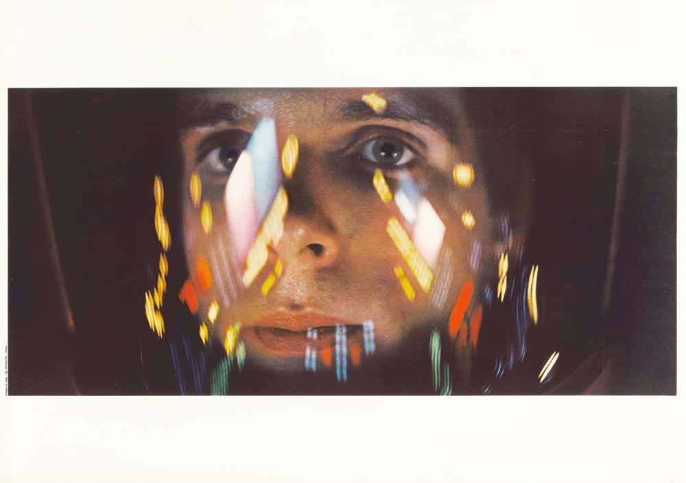  2001: A Space Odyssey (1968) van regisseur Stanley Kubrick met acteur Keir Dullea. In deze sciencefictionfilm bestuurt computer HAL 9000 het hele ruimteschip – hij praat en schaakt zelfs met de astronauten. © Movie Poster Image Art / Getty
