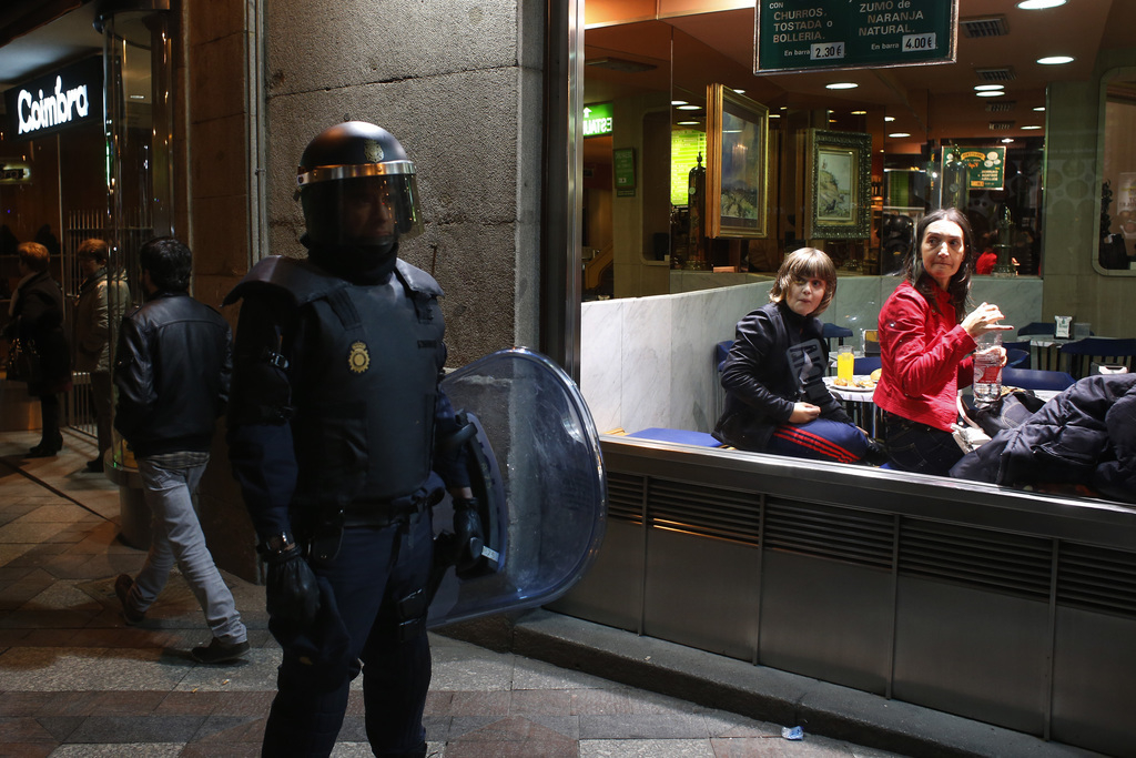 Verrast door de oproerpolitie op het centrale plein Puerta del Sol in Madrid waar solidariteitsdemonstraties tegen de peperdure herinrichting van een stadsboulevard in Burgos op rellen uitliepen. – © Susana Vera / Reuters