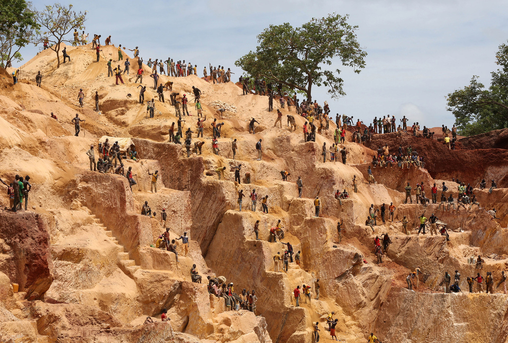 Goud zoeken in de Centraal-Afrikaanse mijn van Djoubissi. – © Emmanuel Braun / Reuters