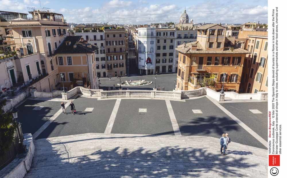 Op de Spaanse Trappen in Rome zijn geen toeristen meer te bekennen. Ook Italië is in een lockdown om de verspreiding van het Sars-CoV-2-virus in te dammen. – © Steve Bisgrove / REX / HH