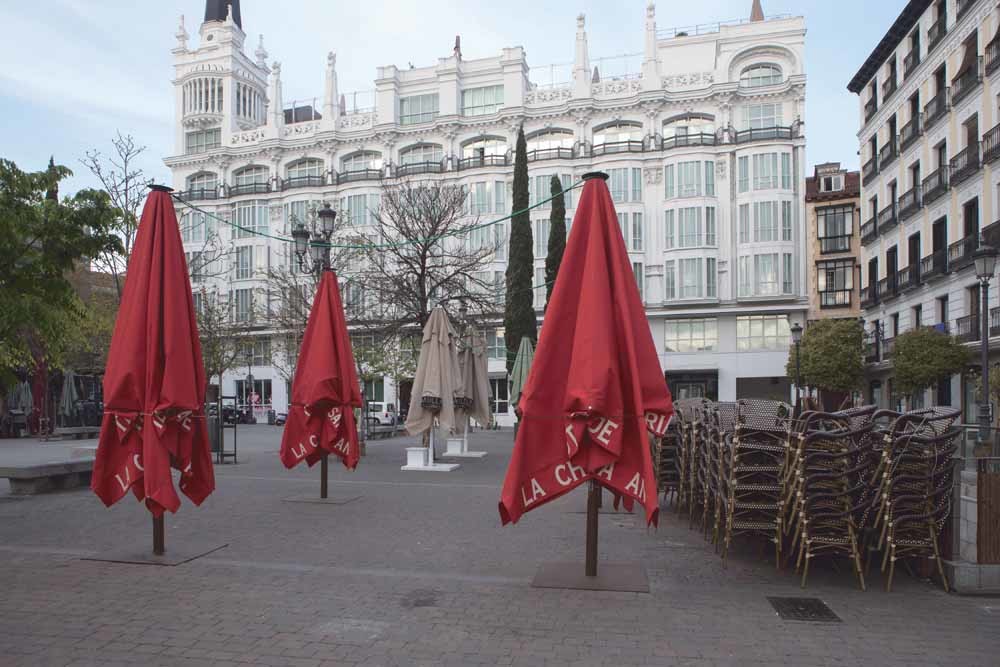 Gesloten terrassen op Plaza de Santa Ana in de Spaanse hoofdstad Madrid. Spanje is na Italië het zwaarst getroffen land; het officiële dodental stond er op 30 maart op 7424.  © Guillermo Gutierrez Carrascal / SOPA / ZUMA Wire