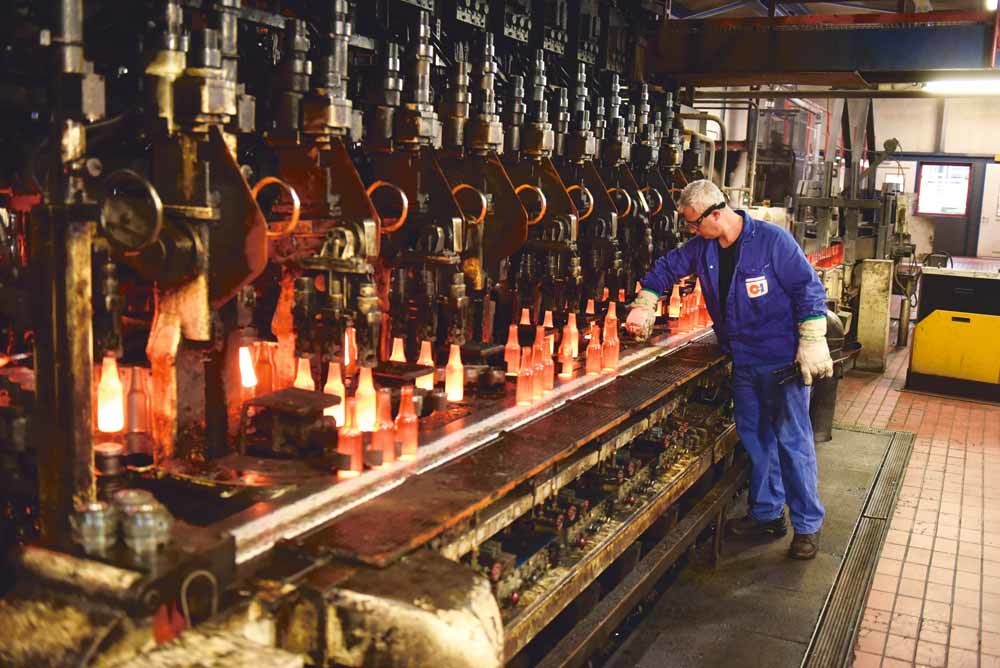 O-I Manufacturing Netherlands BV in Leerdam, een wereldwijde producent van glasverpakkingen. Elk jaar produceren de drie Leerdamse ovens meer dan 1 miljard flessen in bruin en groen glas voor de biermarkt in de Benelux. – © Peter Hilz / HH 