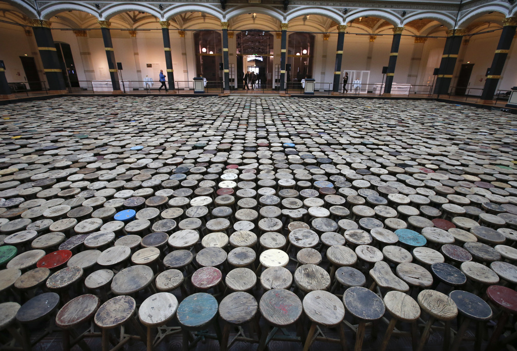 ‘Stools’, de installatie van de Chinese kunstenaar Ai Wei Wei in de Martin-Gropius-Bau, het museum voor toegepaste kunst, in Berlijn (van 3 april tot en met 7 juli). – © Fabrizio Bensch / Reuters