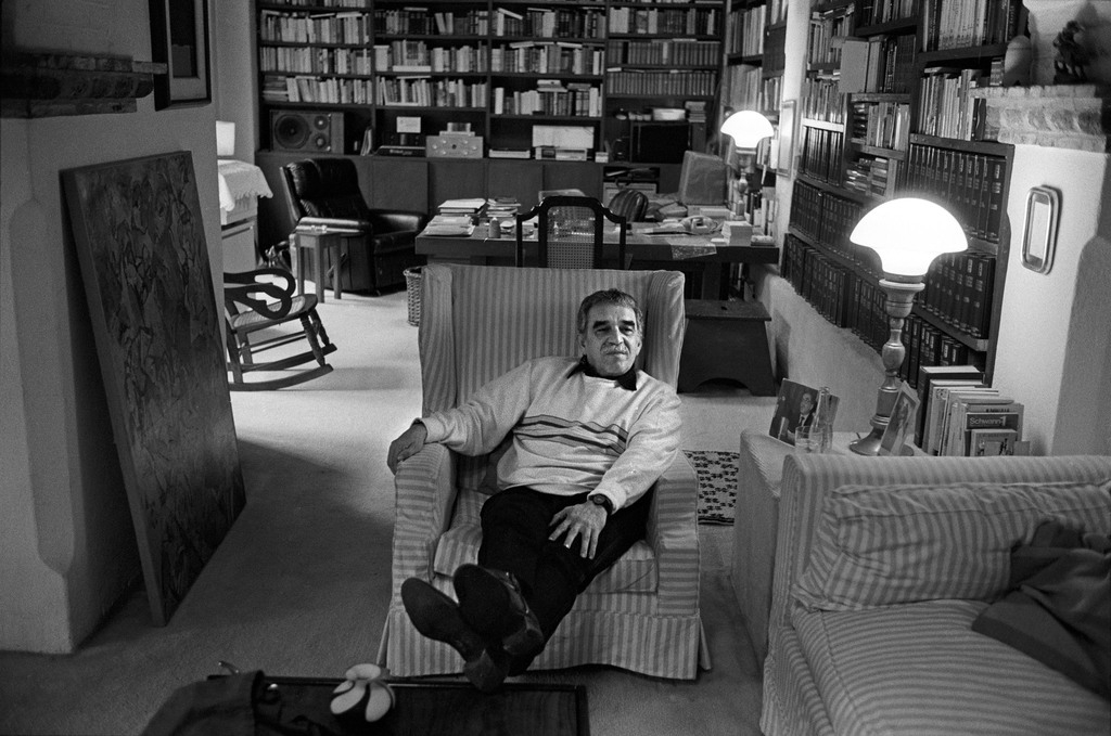 Portret uit 1986 van de vorige maand overleden maestro, de Colombiaanse schrijver Gabriel García Márquez, in zijn huis in Mexico-Stad. – © Roland Allard / HH