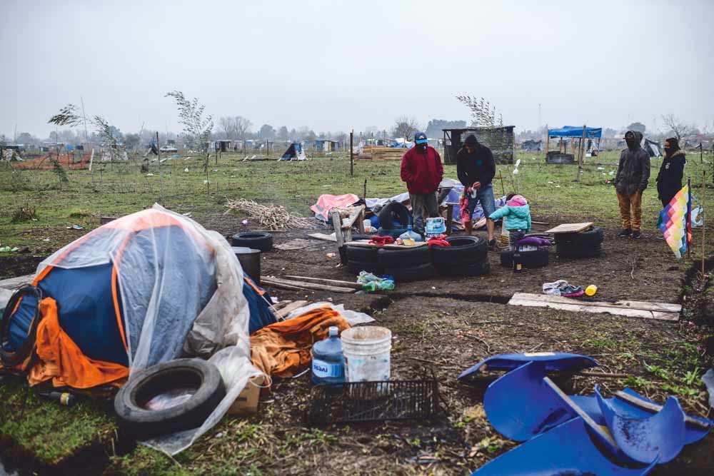 Dakloze Argentijnse families zien geen andere oplossing meer dan uit te wijken naar braakliggend terrein om er hun tent op te zetten. Ook in Argentinië zorgt het coronavirus voor armoede en uitzettingen.  © Ronaldo Schemidt / AFP