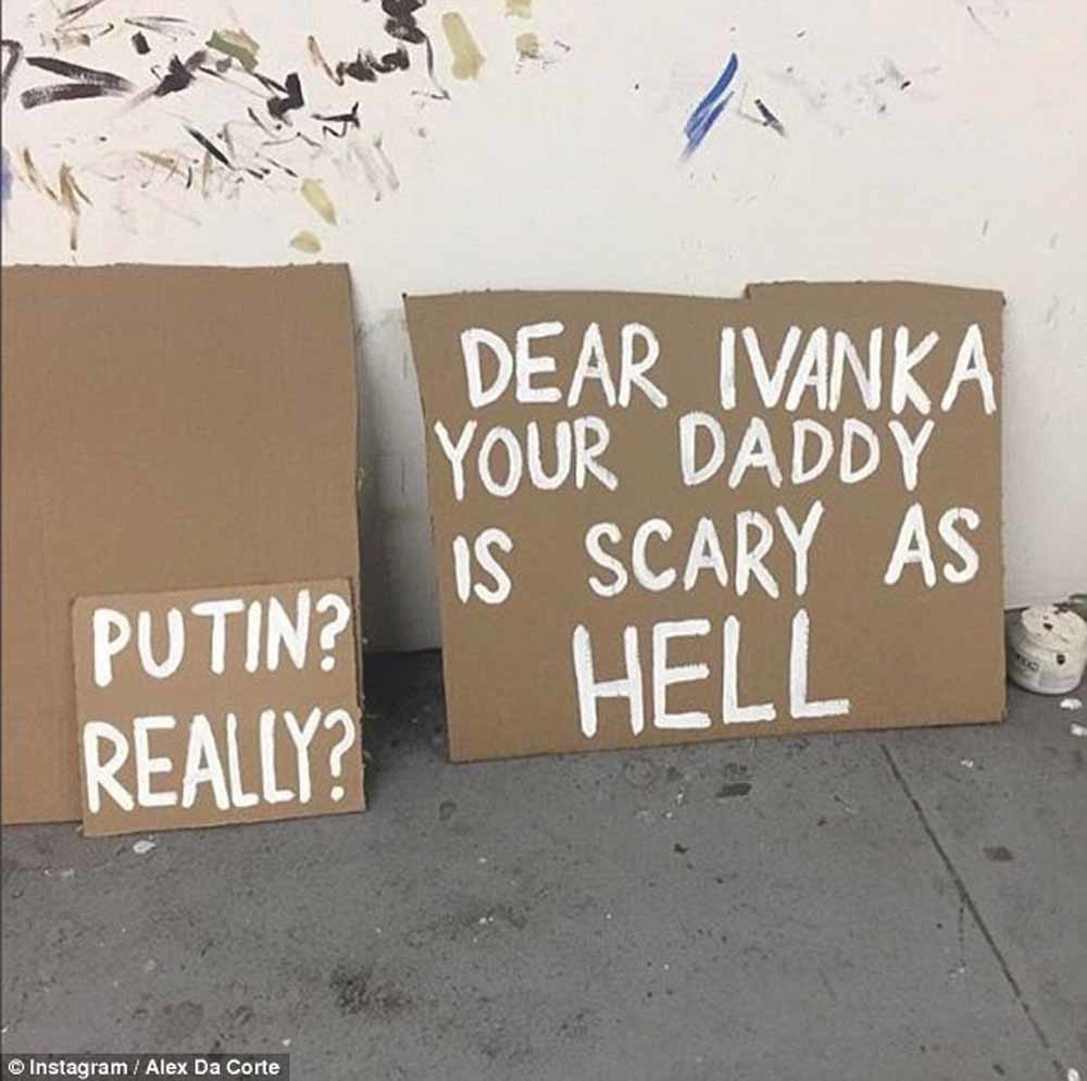 Kunstenaar Alex Da Corte wil dat Ivanka zijn werk weghaalt. Dat liet hij weten door voor haar huis protestborden neer te zetten. - © Instagram / Da Corte