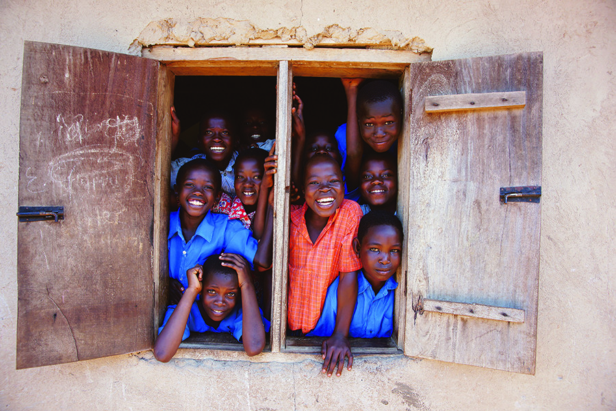  Nielsen: ‘De ouders van de meeste zogenaamde wezen in Oeganda leven namelijk wel, maar hebben geen geld om voor hun kinderen te zorgen.’ – © Phillips Career School International / Unsplash