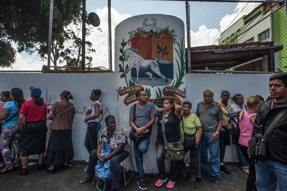 Venezolanen staan in de rij om eten te kunnen kopen. – © Meridith Kohut / Getty