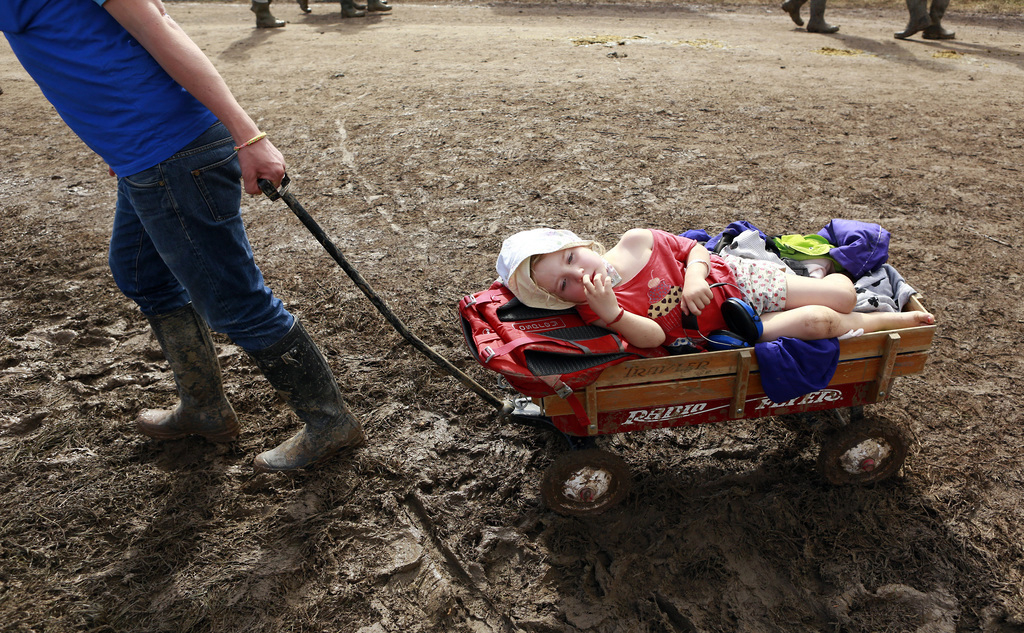 Vader met kind op het Glastonbury Festival, juni 2014. – © Cathal McNaughton / Reuters