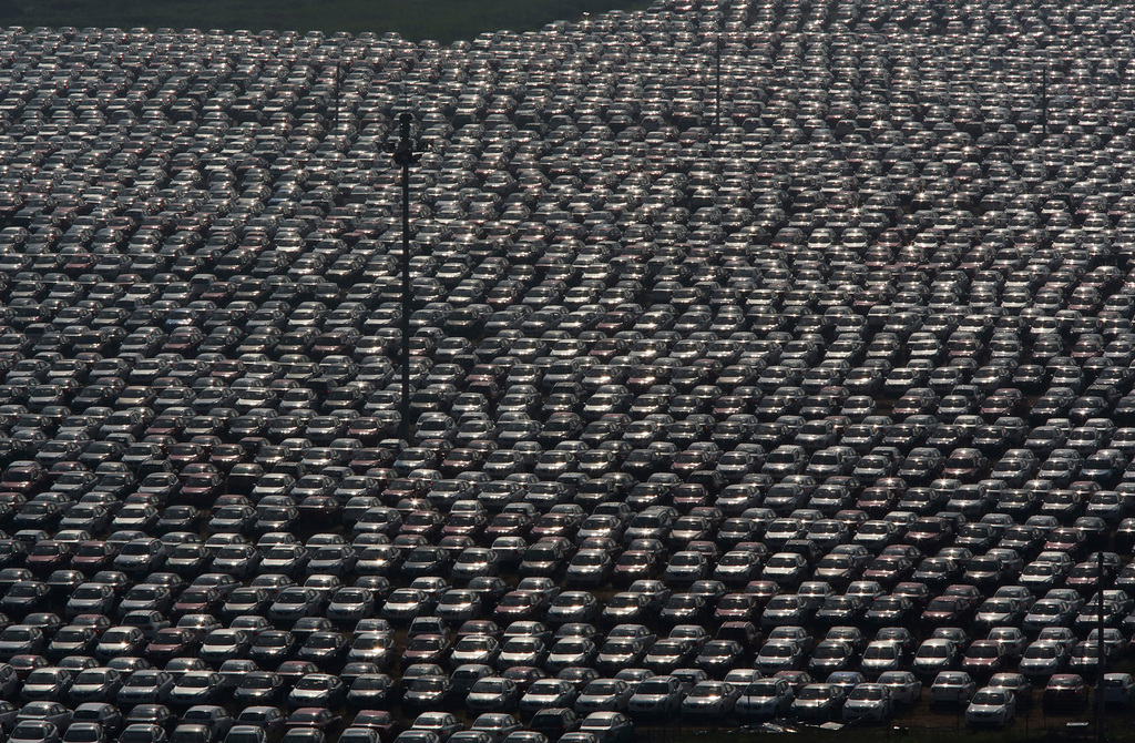 Nieuwe auto's wachten op hun eigenaren op de parkeerplaats van een Chinese autofabriek in Shenyang, in de provincie Liaoning. – © Reuters