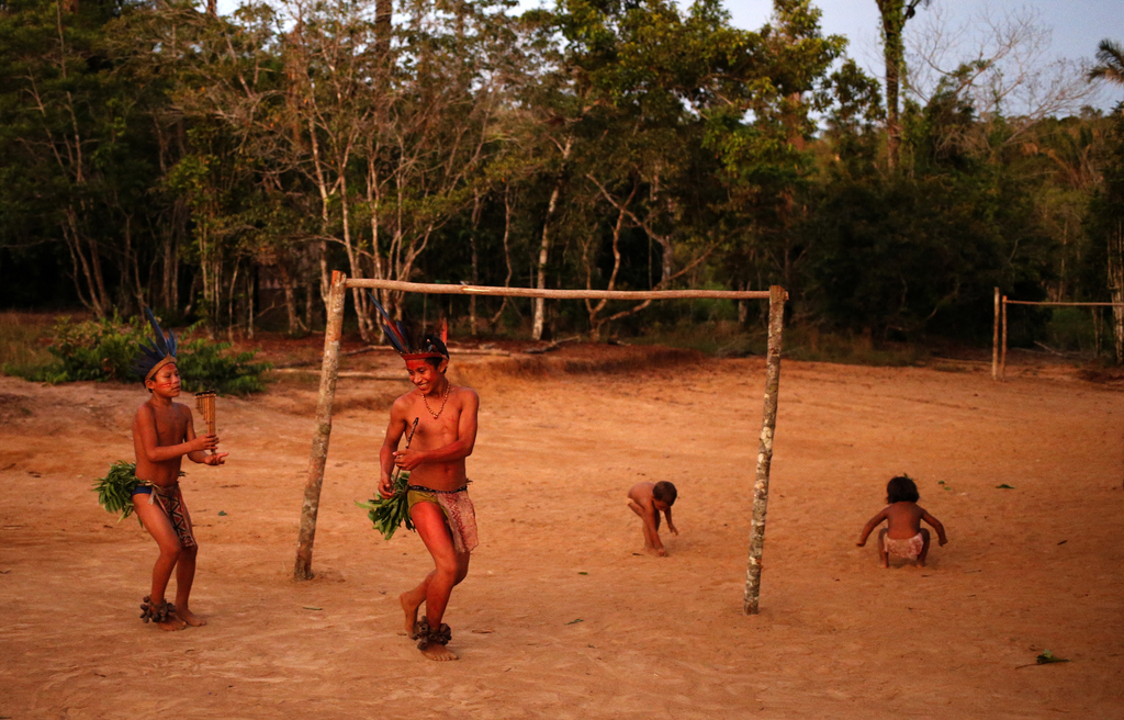 Leden van de Amazonestam Tatuyo spelen in hun dorp nabij Manaus, een speelstad van het WK voetbal. – © Siphiwe Sibeko / Reuters