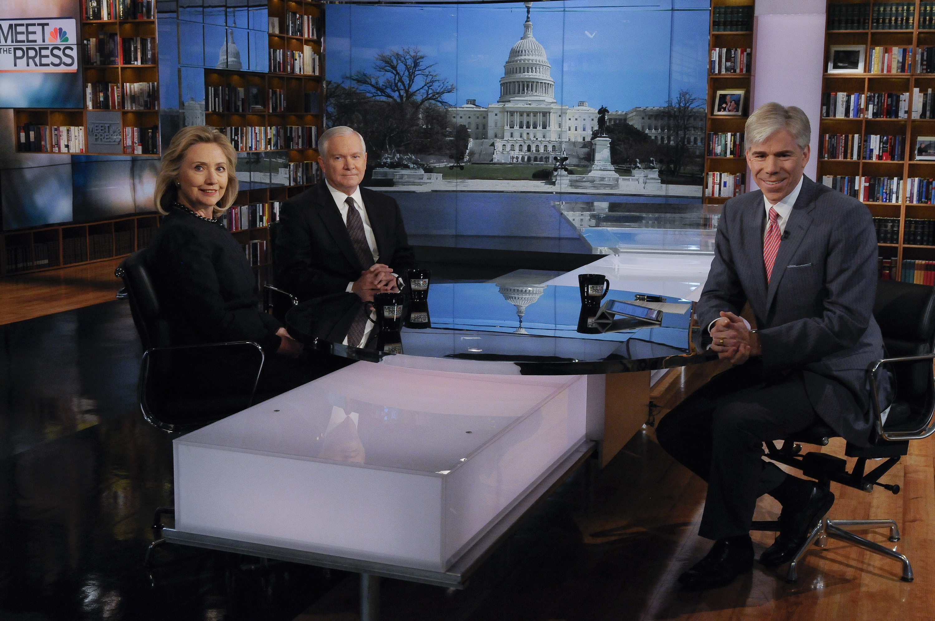 Clinton met minister van Defensie Robert Gates bij een uitzending van Meet the Press in 2011. – © William B. Plowman / Getty