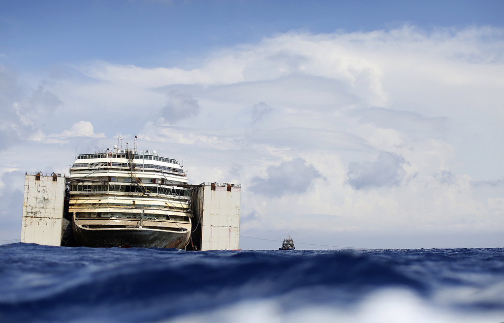 Het cruiseschip Costa Concordia tijdens de bergingsoperatie bij de haven van Giglio. – © Alessandro Bianchi / Reuters