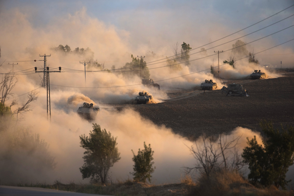 Israëlische pantservoertuigen nabij de Gazastrook tijdens het recente grondoffensief. – © Ronen Zvulun / Reuters