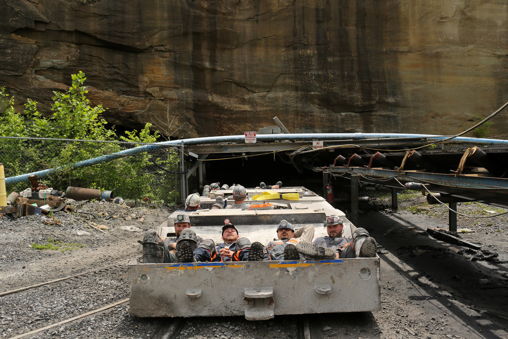 Mijnwerkers voor het begin van hun middagdienst in de buurt van Gilbert, West Virginia. De werkloosheid onder mijnwerkers neemt sterk toe wegens strengere milieuwetgeving. Foto: Robert Galbraith/Reuters