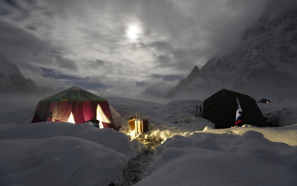 De maan verlicht de met sneeuw bedekte Concordia, de samenvloeiing van de Baltorogletsjer en de Godwin-Austen-gletsjer in de buurt van de K2, met 8611 meter de een-na-hoogste berg ter wereld. Foto: Wolfgang Rattay/Reuters