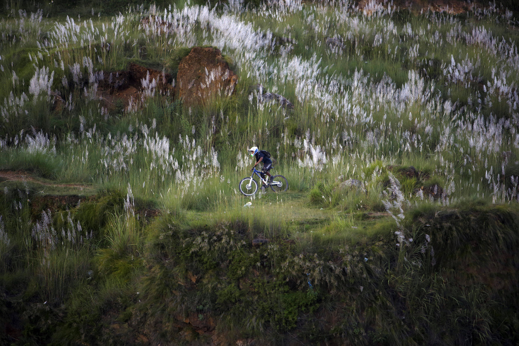 Een jongen op de fiets in de heuvels van Kathmandu. Foto: Navesh Chitrakar/Reuters