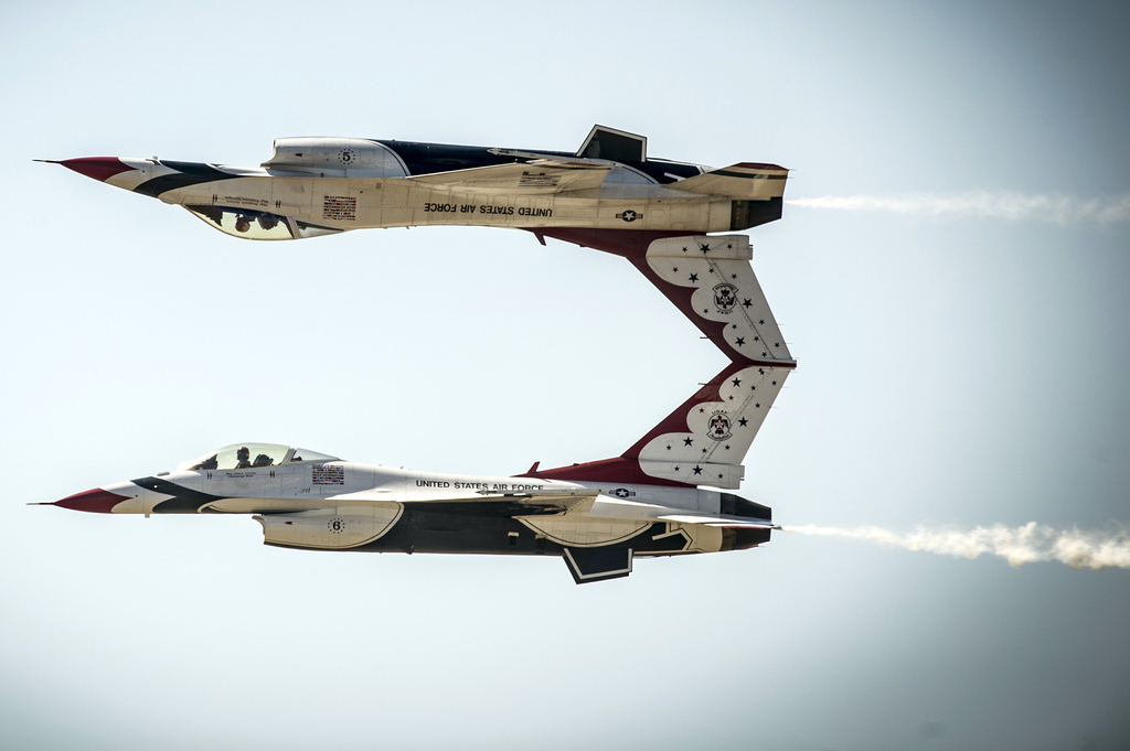 Piloten van de Amerikaanse luchtmacht voeren de calypsomanoeuvre uit met F16’s tijdens een luchtshow in Idaho. Foto Manuel J. Martinez/Reuters
