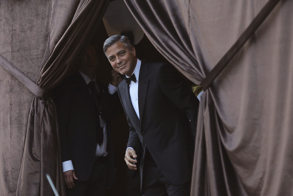 De Amerikaanse acteur George Clooney lacht terwijl hij met een gondeltaxi arriveert bij een galadiner ter gelegenheid van zijn bruiloft in Venetië op 27 september jl. Foto: Alessandro Bianchi/Reuters