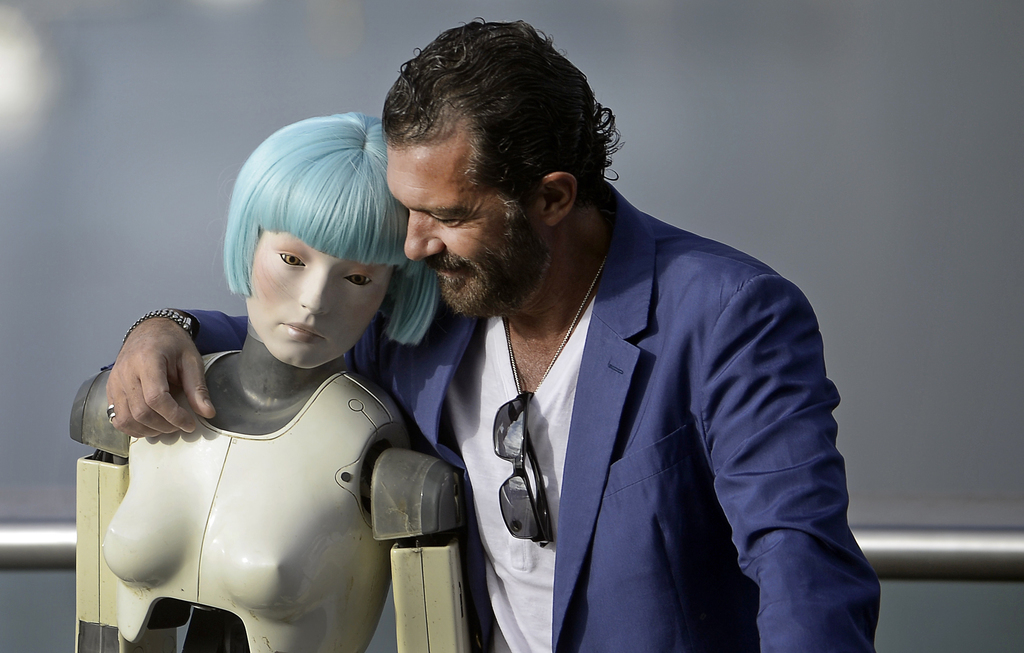 De Spaanse acteur Antonio Banderas omhelst een robot uit de film Automata tijdens de 62e editie van het Filmfestival van San Sebastian. Foto: Vincent West/Reuters