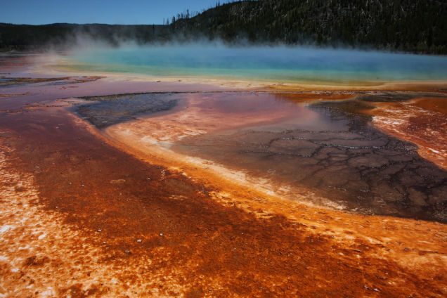 De felle kleuren in dit meer in Yellowstone, VS, zijn afkomstig van microben die in kokend zuur leven. – © Steve Jurvetson / Flickr